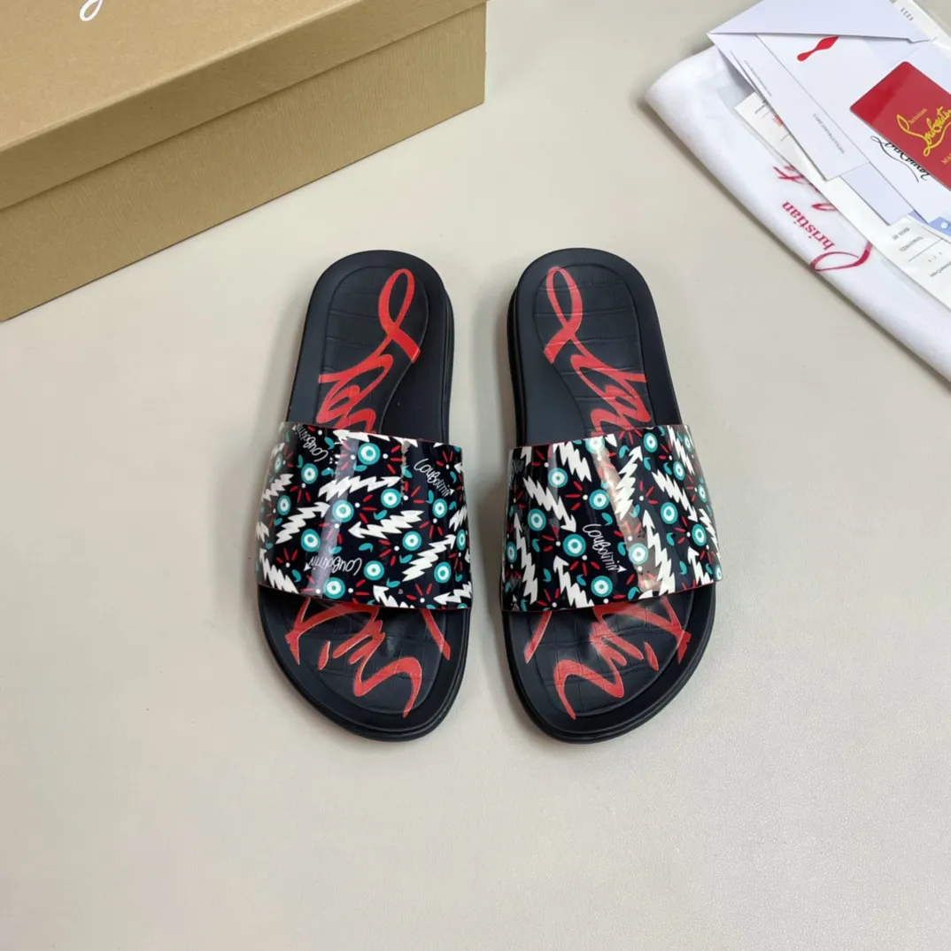 [CL red sole shoes] P: 300💰 size 38-45 Men's classic slippers, made on the official website 1:1, the original factory specializes in original materials ➖ OEM 3D printing pattern production ➖ Ultra-light non-slip outsole. Super fashionable and super comfortable, handsome on the feet, a must-have for men in summer! !